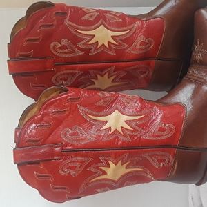 Ariat women's Western Boots.. like new 6.5..beautiful details red/brown leather